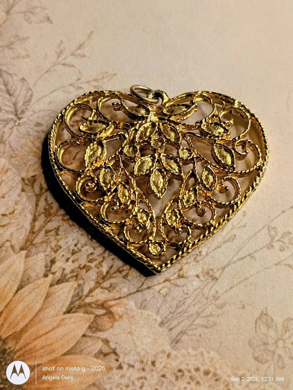 Beautiful vintage 1980s gold-tone statement heart pendant.